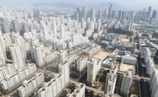 세종시 다정동에서 바라본 시내에 아파트가 빼곡히 들어서 있다. <연합뉴스>